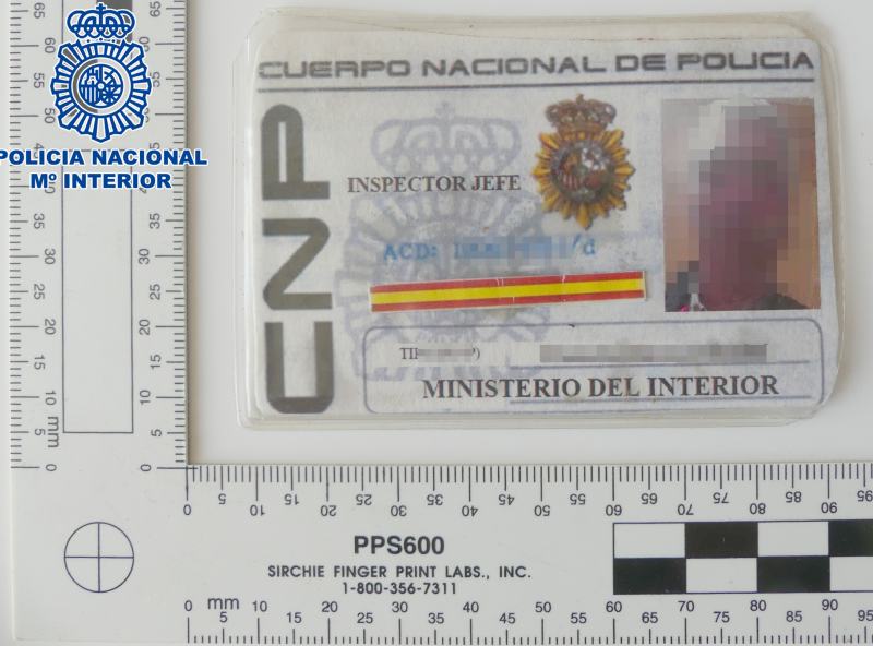 Detenido un hombre por falsificar y portar la placa emblema el carné y