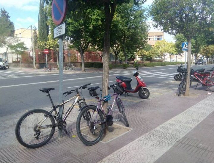 bicicletas-mal-aparcadas-ies-sagasta