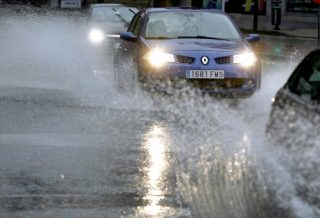 temporal_lluvia_coche_carretera_foto